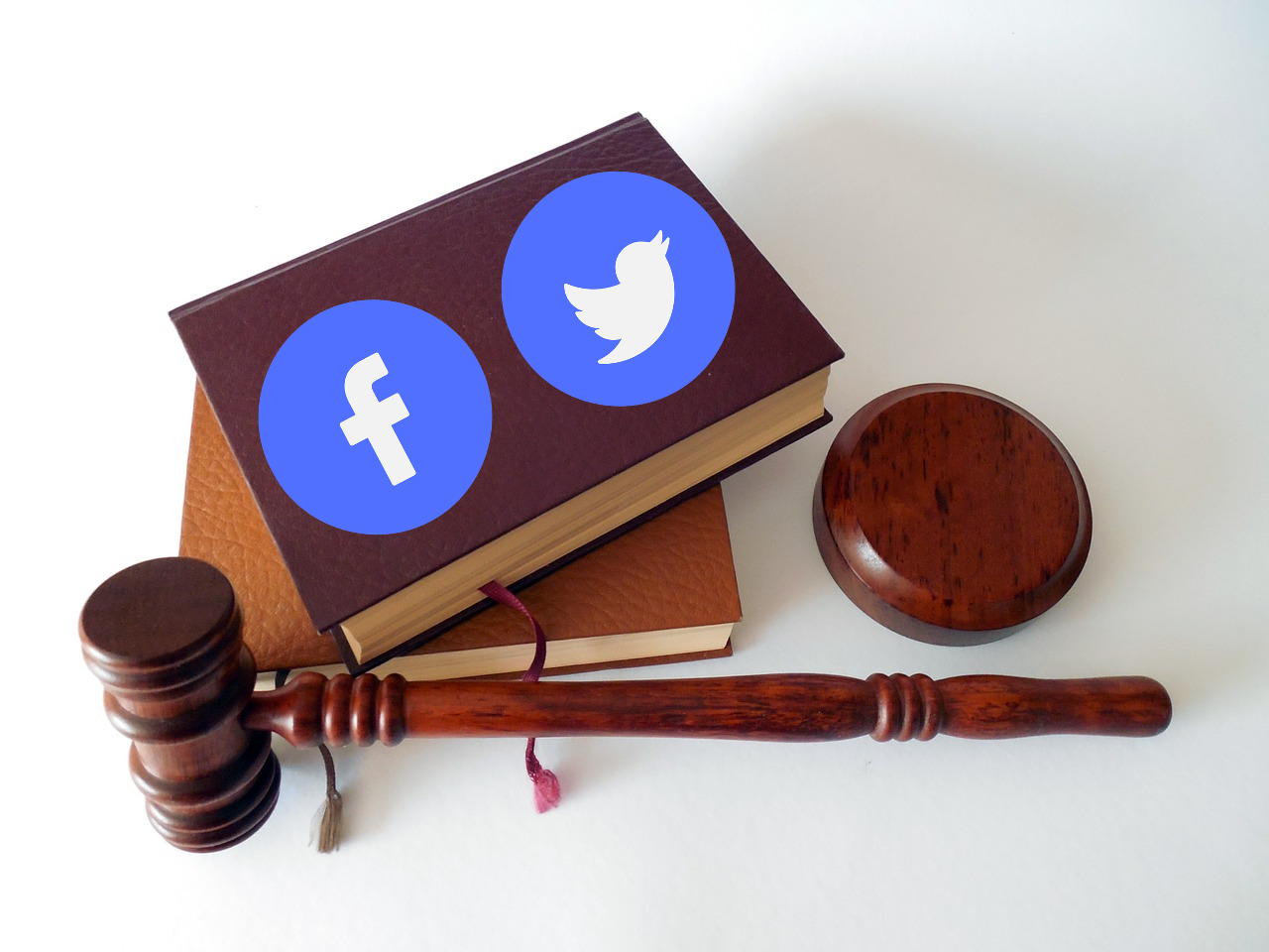 Twitter и Facebook идут под суд